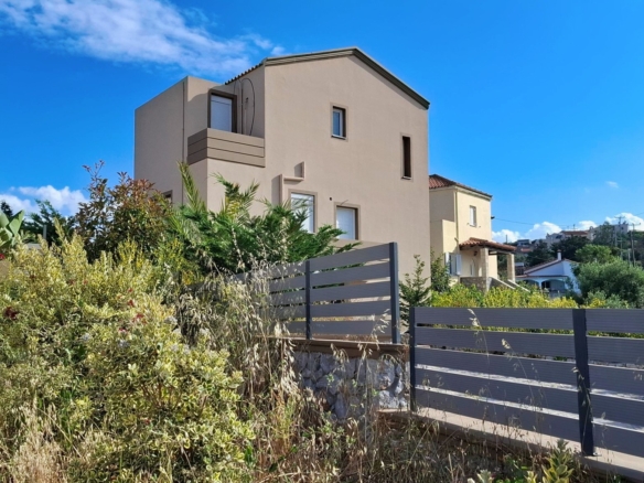 Detached 3-bedroom house with a private pool & sea views in Kefalas
