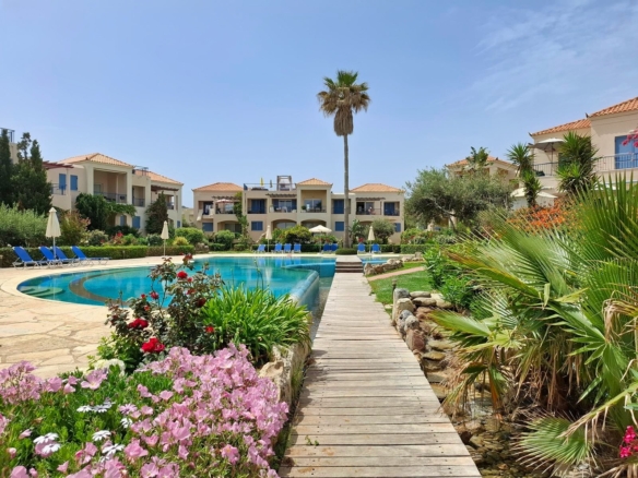 Two-storey apartment with 3 bedrooms & shared pool next to the beach near Maleme