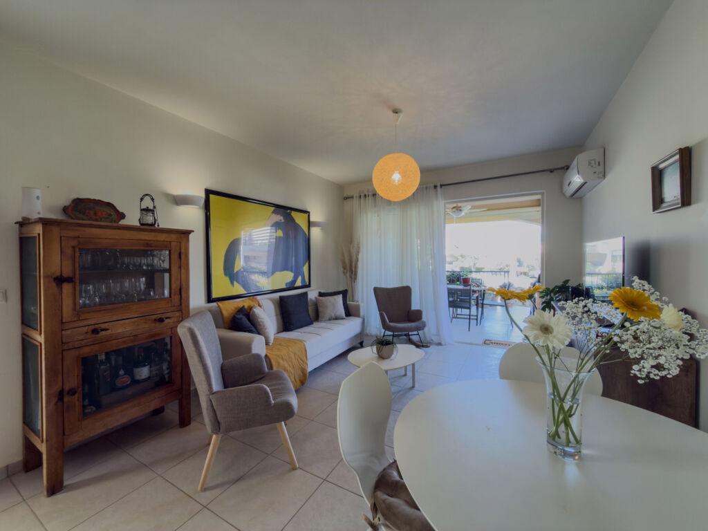 Two-storey apartment with 3 bedrooms & shared pool next to the beach near Maleme