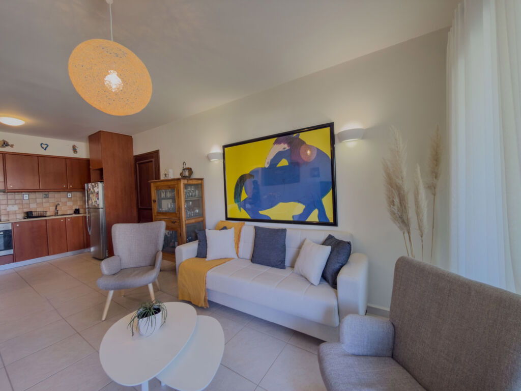 Two-storey apartment with 3 bedrooms & shared pool next to the beach near Maleme
