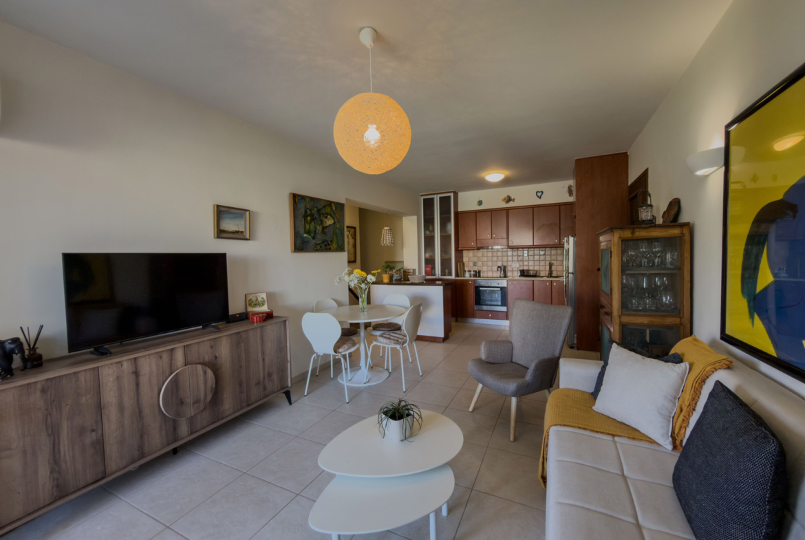Two-storey apartment with 3 bedrooms & shared pool next to the beach near Maleme
