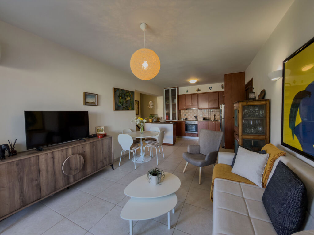 Two-storey apartment with 3 bedrooms & shared pool next to the beach near Maleme