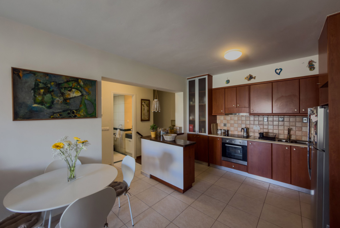 Two-storey apartment with 3 bedrooms & shared pool next to the beach near Maleme