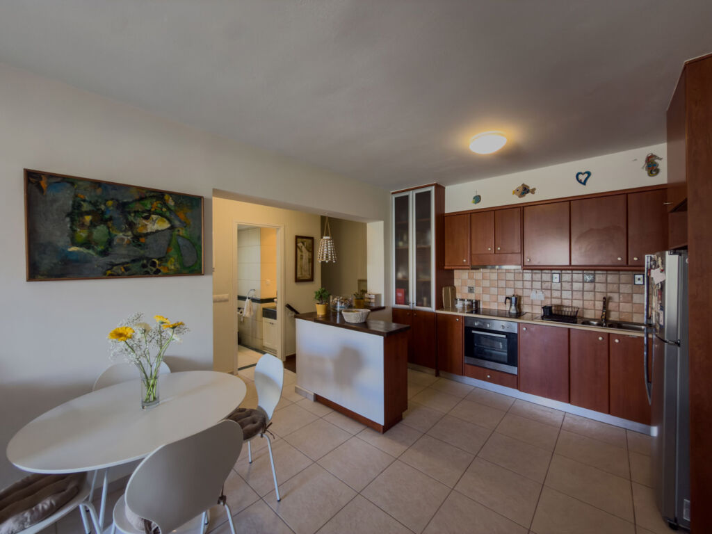 Two-storey apartment with 3 bedrooms & shared pool next to the beach near Maleme