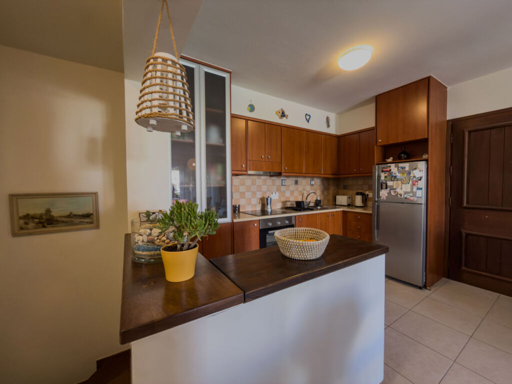 Two-storey apartment with 3 bedrooms & shared pool next to the beach near Maleme