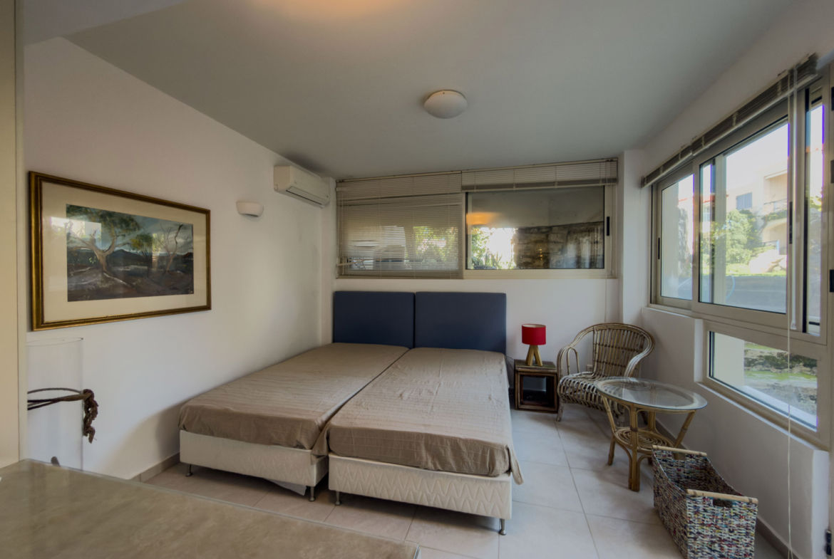 Two-storey apartment with 3 bedrooms & shared pool next to the beach near Maleme