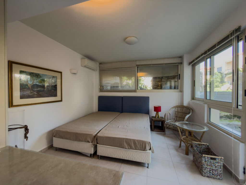 Two-storey apartment with 3 bedrooms & shared pool next to the beach near Maleme