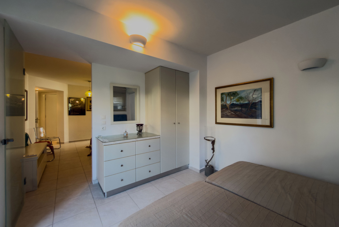 Two-storey apartment with 3 bedrooms & shared pool next to the beach near Maleme