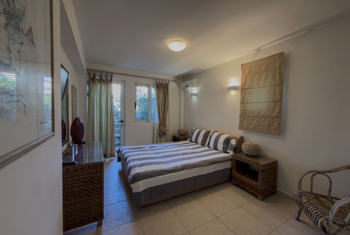 Two-storey apartment with 3 bedrooms & shared pool next to the beach near Maleme