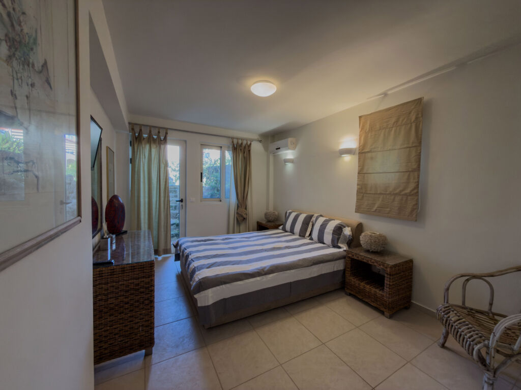 Two-storey apartment with 3 bedrooms & shared pool next to the beach near Maleme
