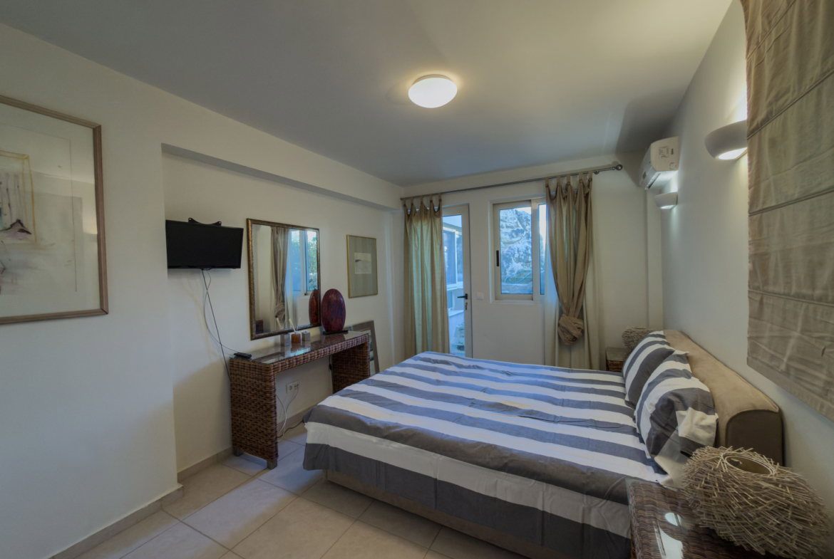 Two-storey apartment with 3 bedrooms & shared pool next to the beach near Maleme