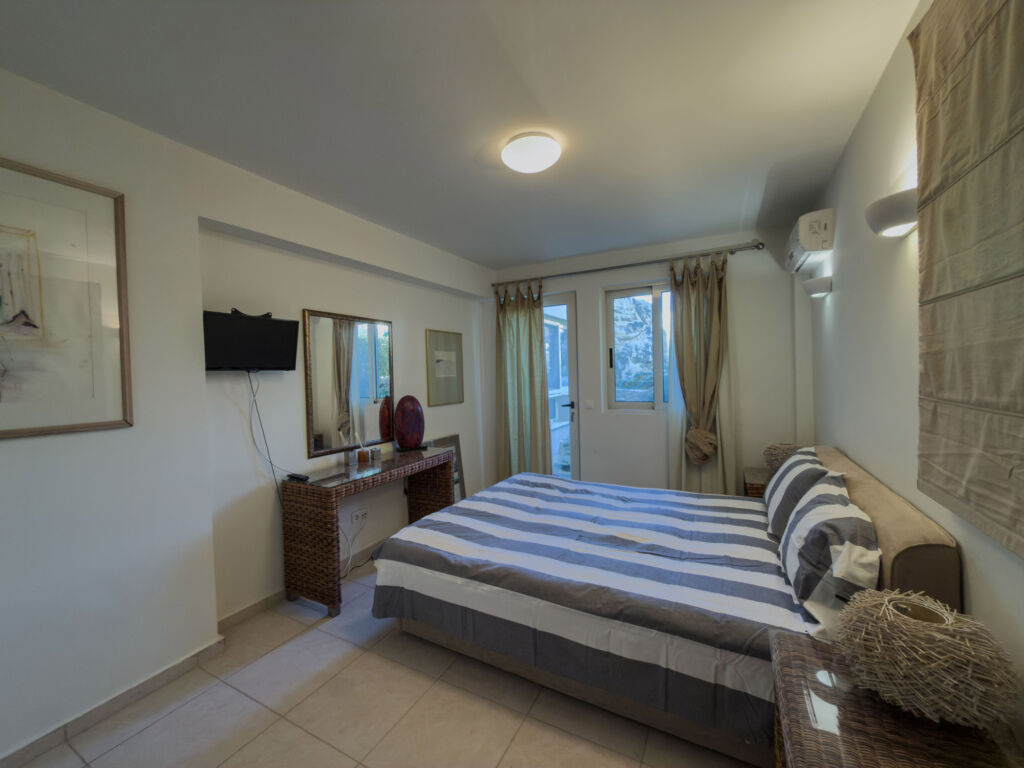 Two-storey apartment with 3 bedrooms & shared pool next to the beach near Maleme