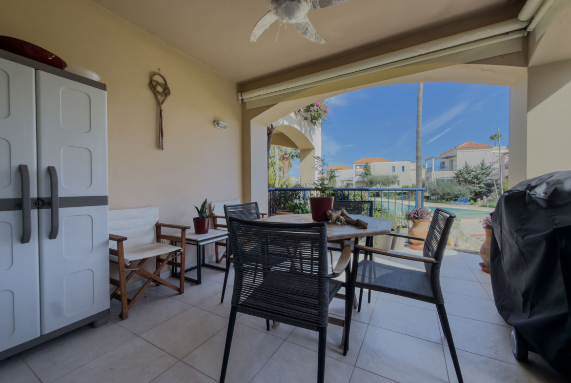 Two-storey apartment with 3 bedrooms & shared pool next to the beach near Maleme