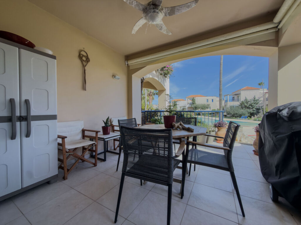 Two-storey apartment with 3 bedrooms & shared pool next to the beach near Maleme