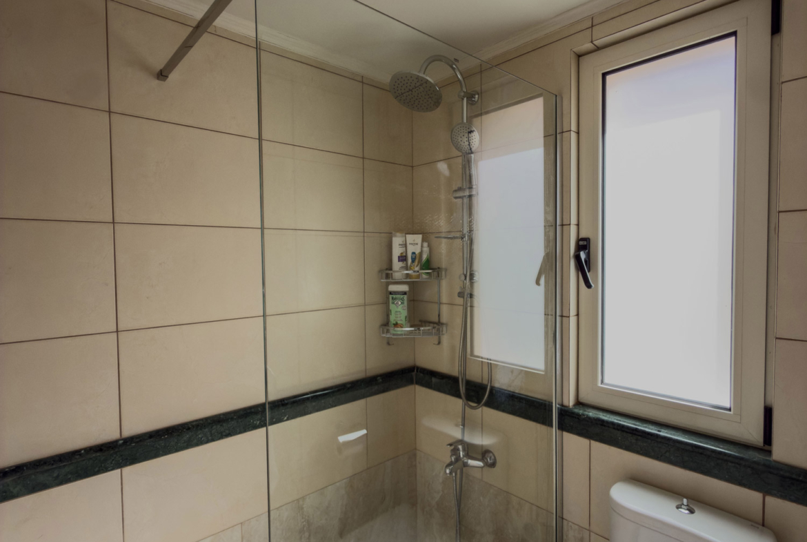 Two-storey apartment with 3 bedrooms & shared pool next to the beach near Maleme