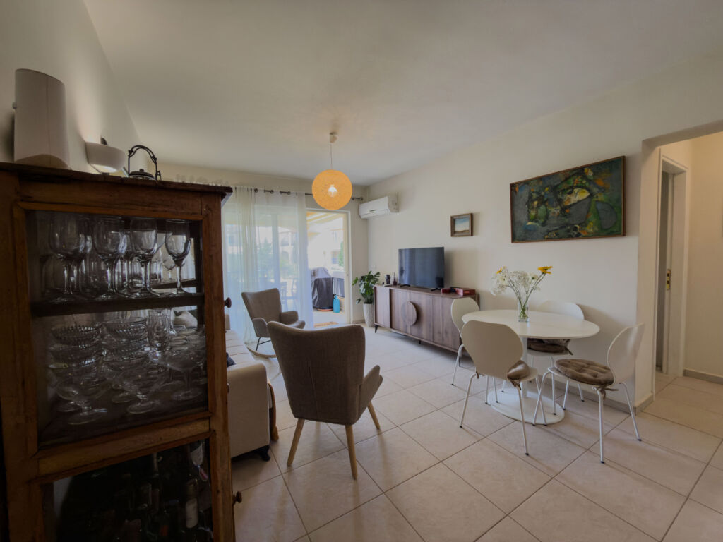 Two-storey apartment with 3 bedrooms & shared pool next to the beach near Maleme