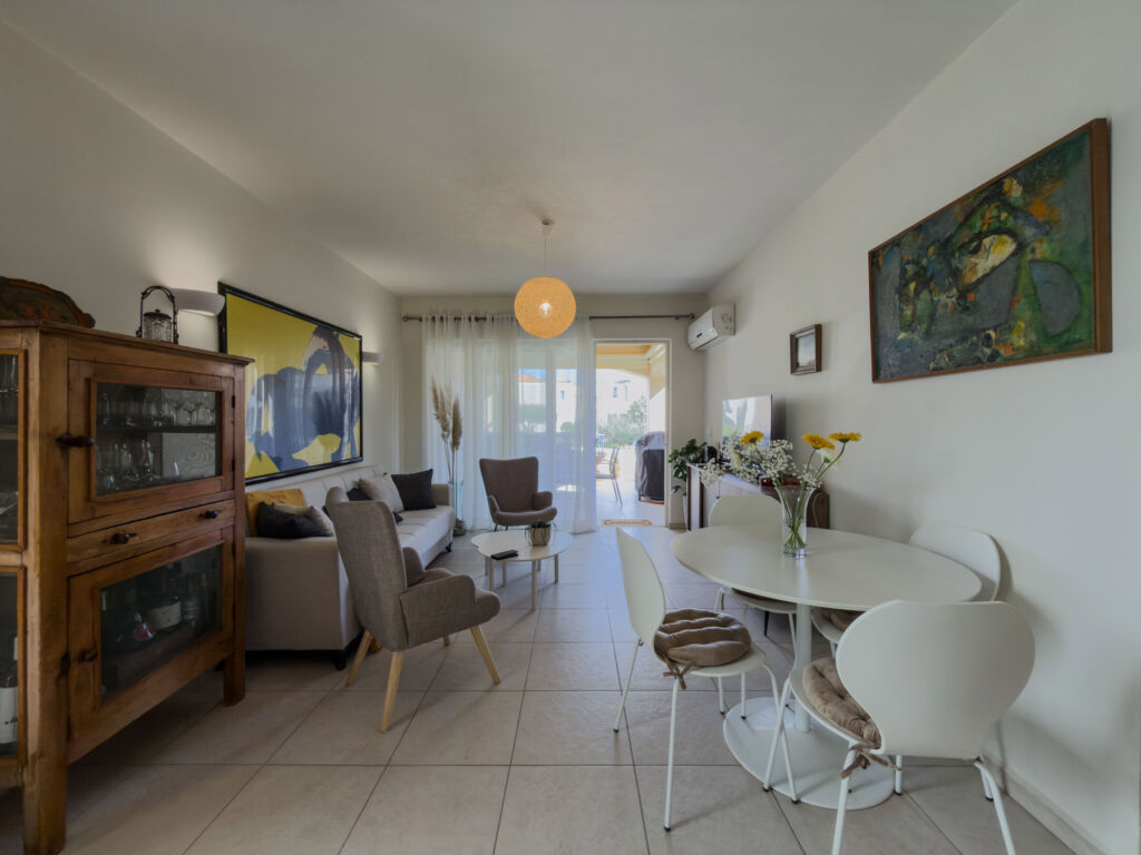 Two-storey apartment with 3 bedrooms & shared pool next to the beach near Maleme