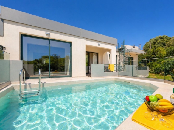 Three-bedroom furnished bungalow with a pool in Kefalas