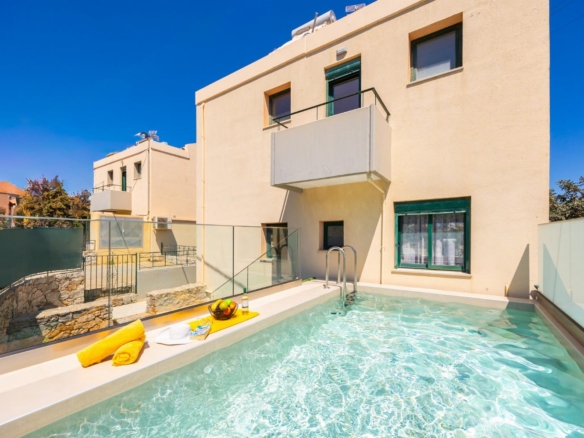 Spacious three-bedroom house with a pool & sea view in Kefalas