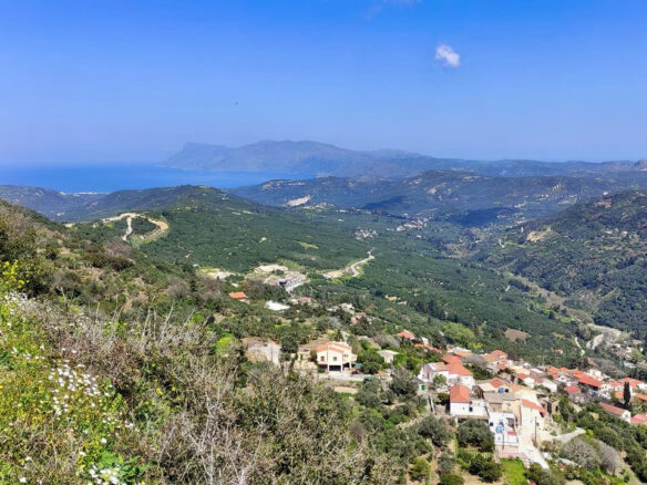 Large building plot with panoramic views in Topolia
