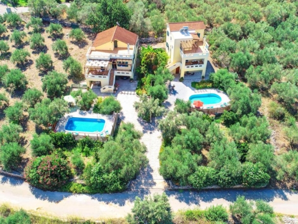 Long term rental! Detached 3-bedroom house with a pool & White Mountains view in Armeni