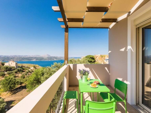 Villa Alysso with a shared pool & great views in Megala Chorafia