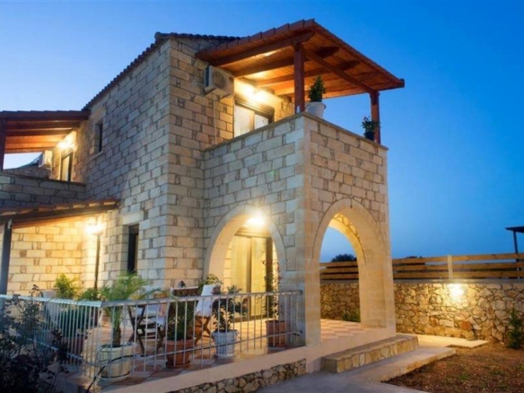 Detached two-bedroom stone house with a private pool & White Mountains view in Neo Chorio