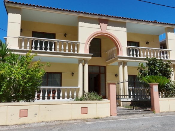 Spacious five-bedroom detached house in Manoliopoulo