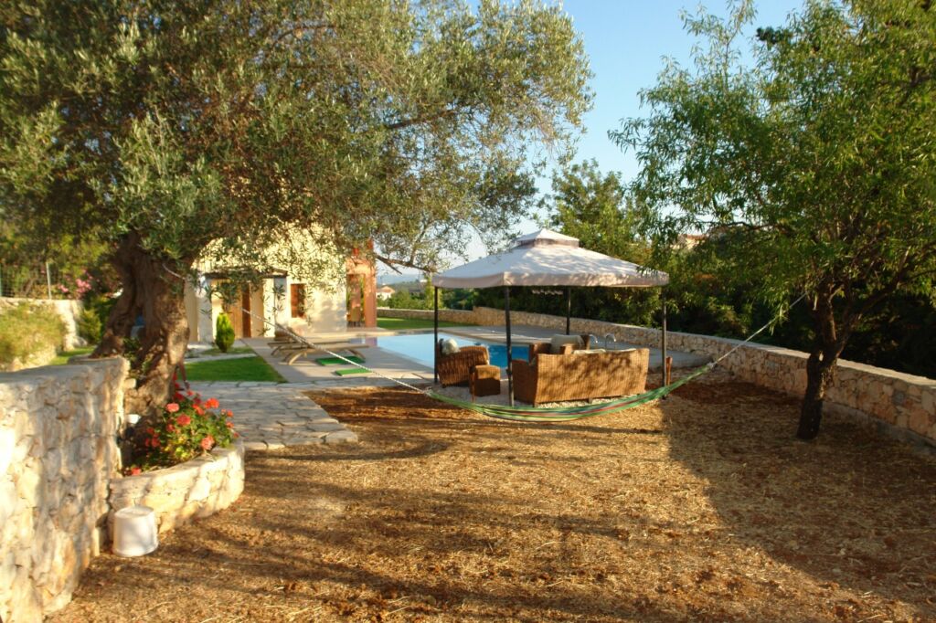 6 Detached 3-bedroom house with a pool & extra building capacity in Gavalochori