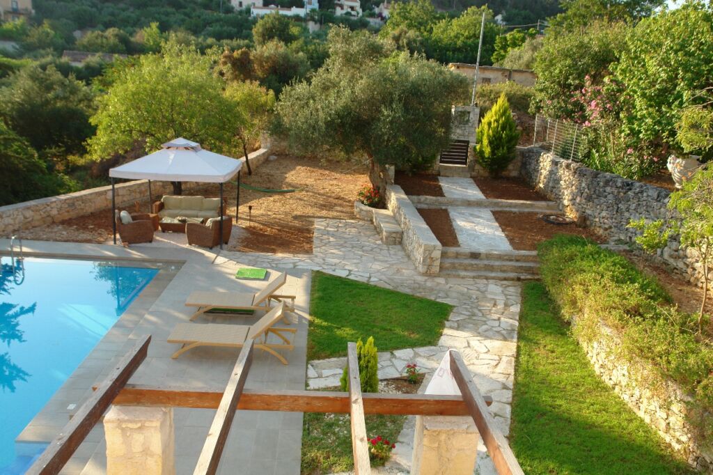 7 Detached 3-bedroom house with a pool & extra building capacity in Gavalochori
