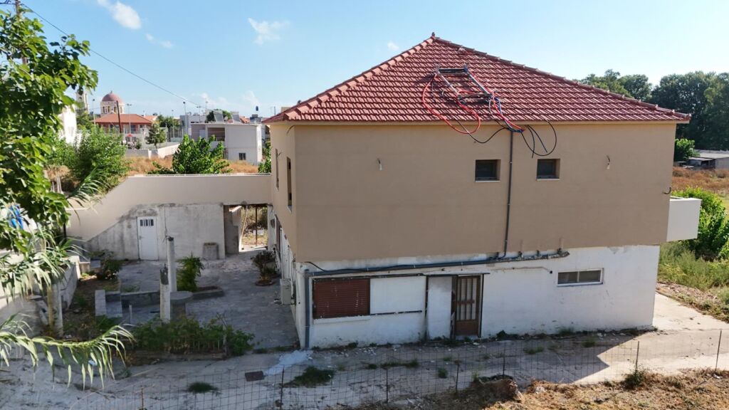 Two-bedroom ground floor apartment with a spacious plot & within walking distance to the beach in Kalyves