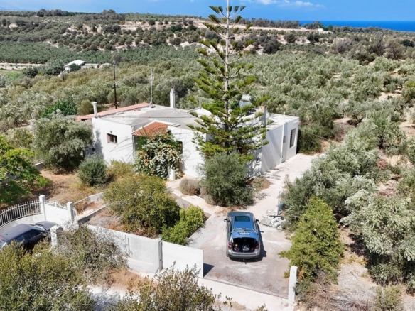 Detached 3-bedroom ground floor house with an extra building allowance & large plot near Rethymno