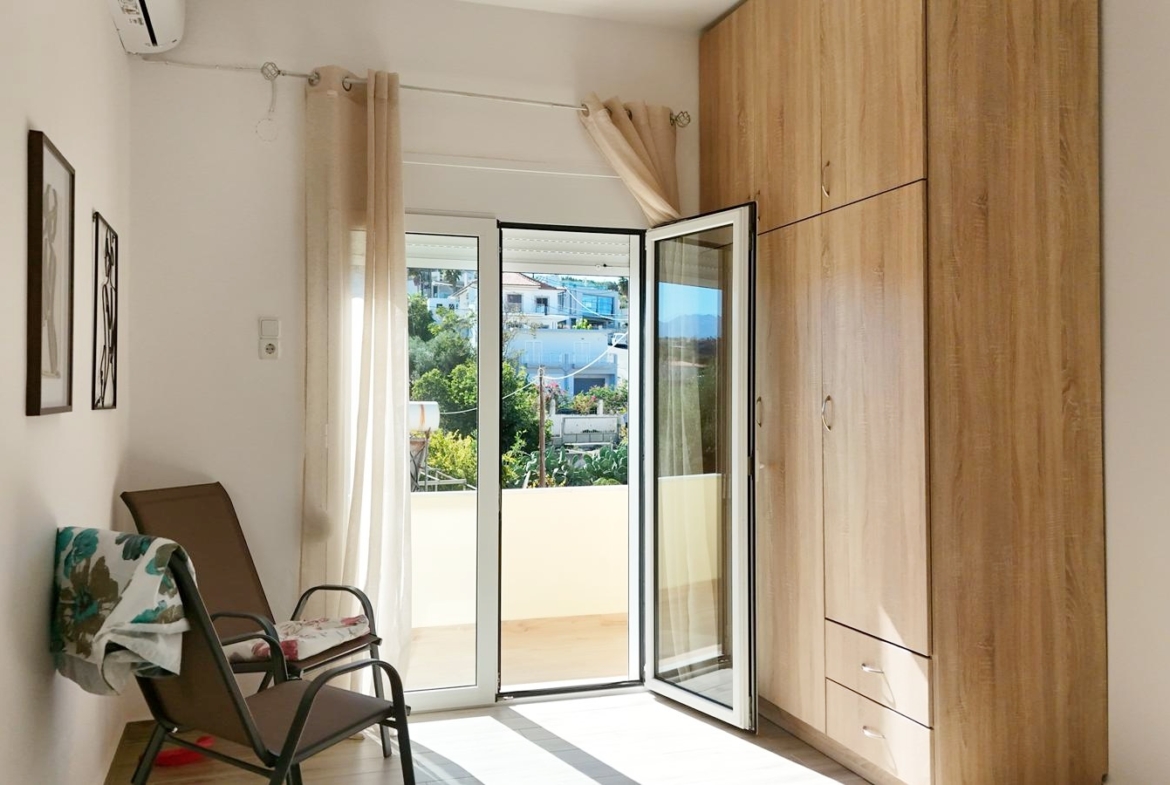 Beachfront one-bedroom apartment with White Mountains view in Almyrida
