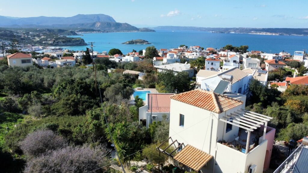 1-14 Detached 2-bedroom house with a shared pool & sea view in Plaka