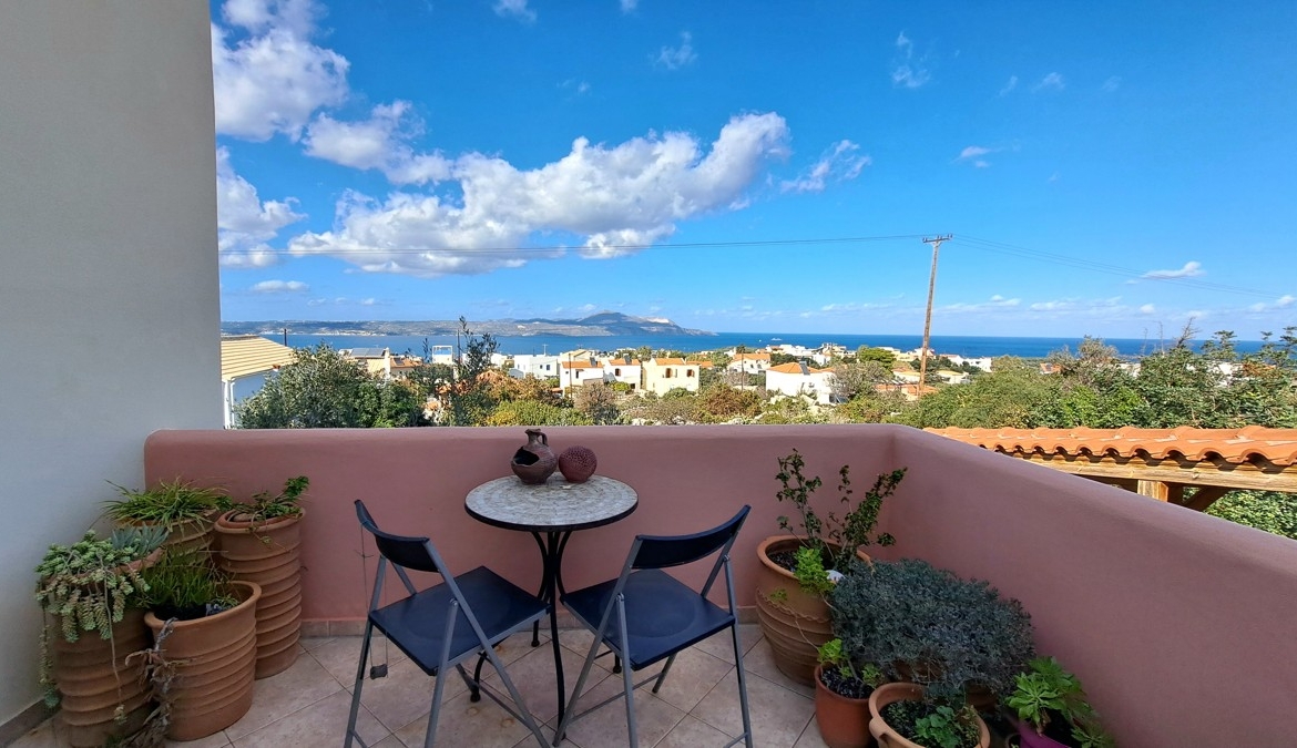 Detached 2-bedroom house with a shared pool & sea view in Plaka