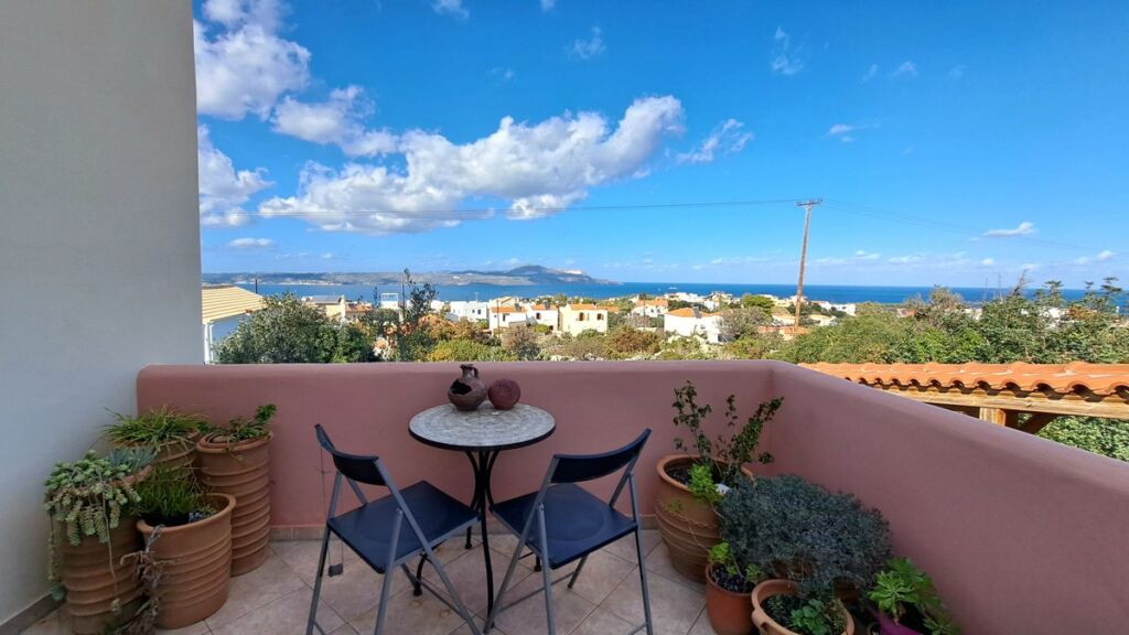 10-14 Detached 2-bedroom house with a shared pool & sea view in Plaka