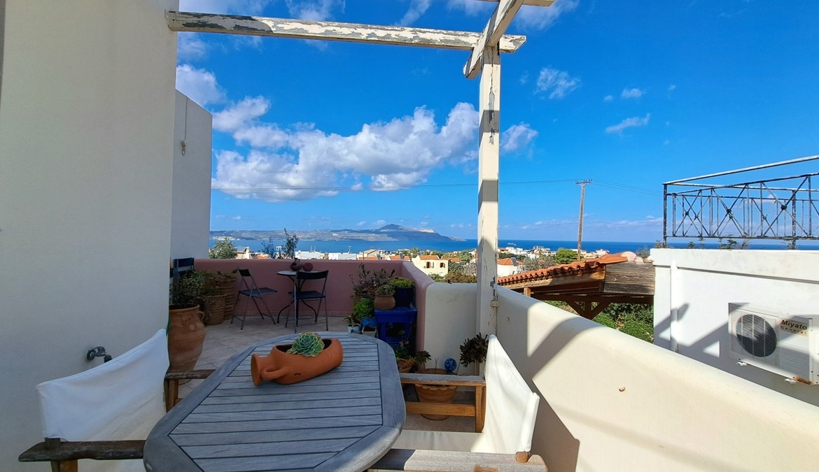 Detached 2-bedroom house with a shared pool & sea view in Plaka