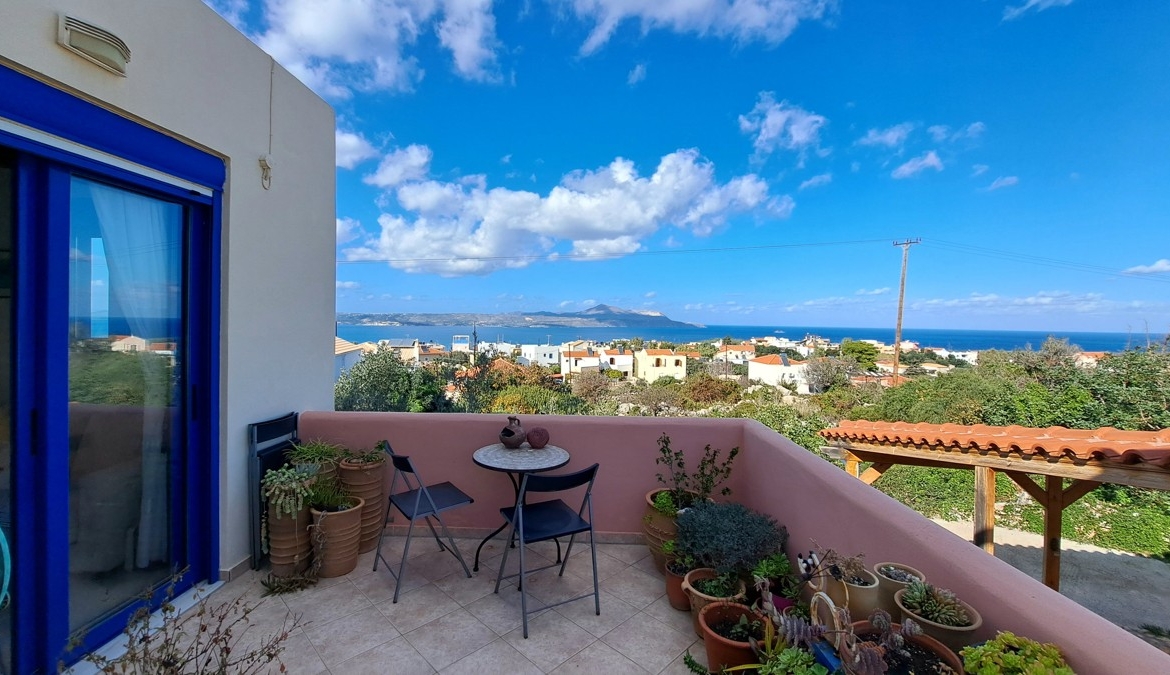 Detached 2-bedroom house with a shared pool & sea view in Plaka