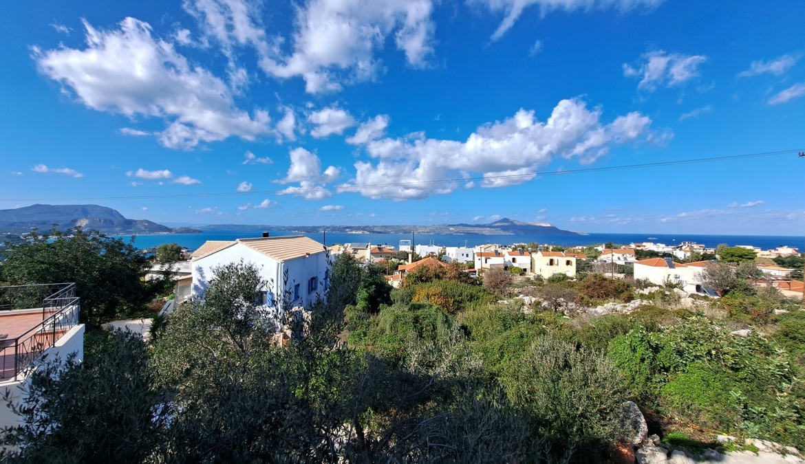 Detached 2-bedroom house with a shared pool & sea view in Plaka