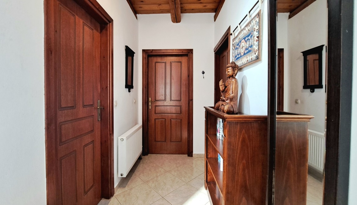 Detached 2-bedroom house with a shared pool & sea view in Plaka