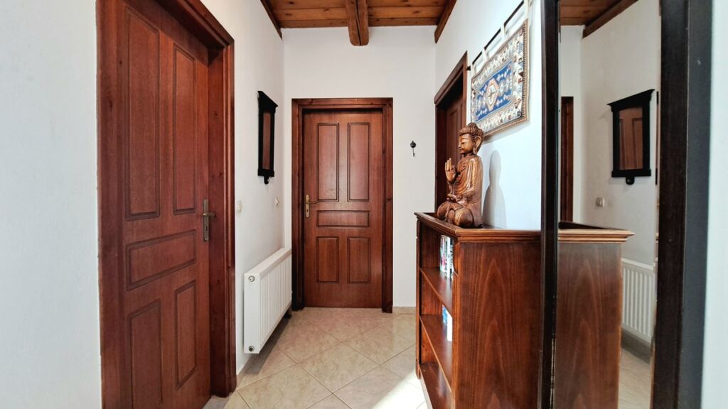 16-7 Detached 2-bedroom house with a shared pool & sea view in Plaka