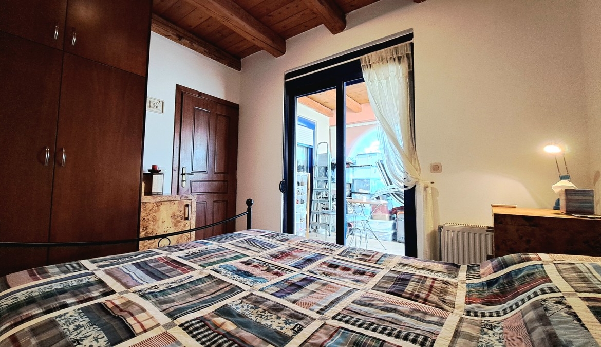 Detached 2-bedroom house with a shared pool & sea view in Plaka
