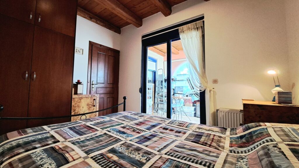 17-6 Detached 2-bedroom house with a shared pool & sea view in Plaka