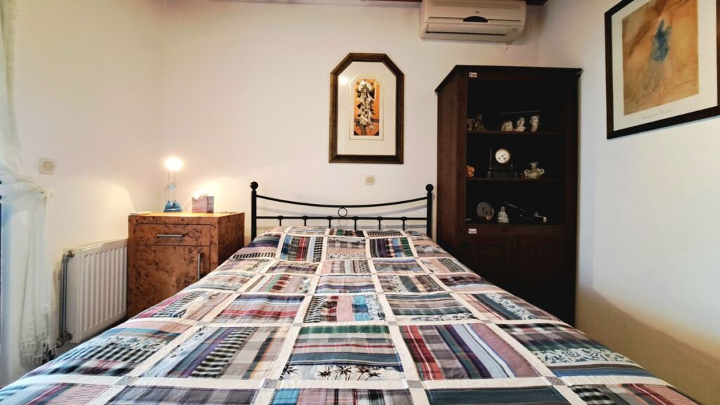 18-6 Detached 2-bedroom house with a shared pool & sea view in Plaka