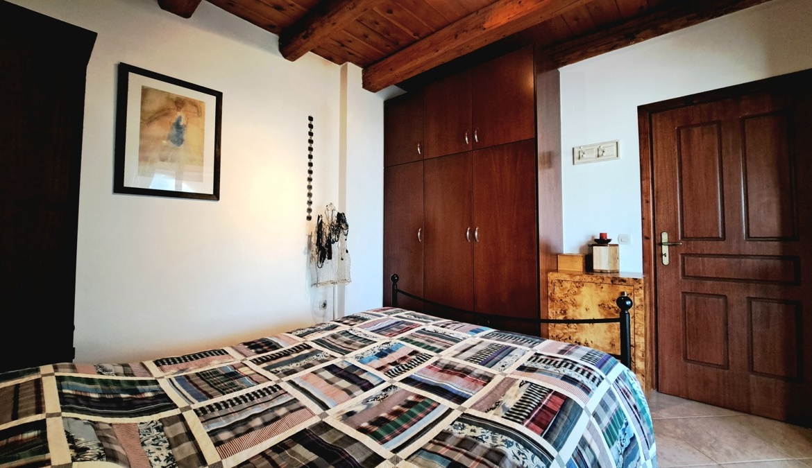 Detached 2-bedroom house with a shared pool & sea view in Plaka