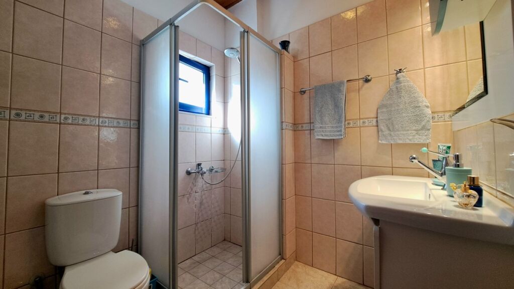 20-6 Detached 2-bedroom house with a shared pool & sea view in Plaka