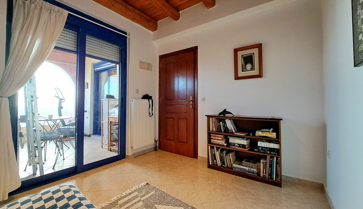 Detached 2-bedroom house with a shared pool & sea view in Plaka