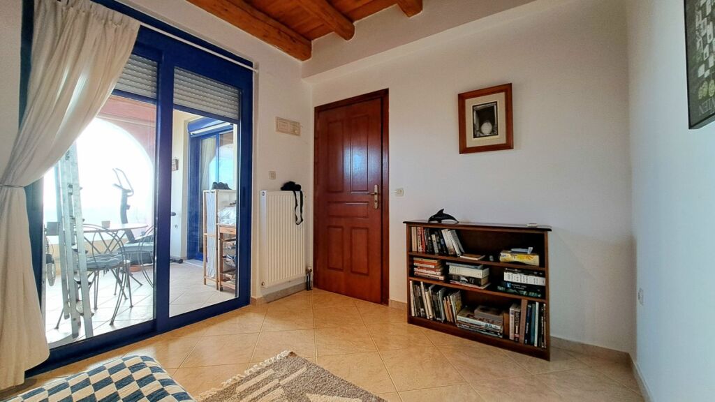 22-6 Detached 2-bedroom house with a shared pool & sea view in Plaka