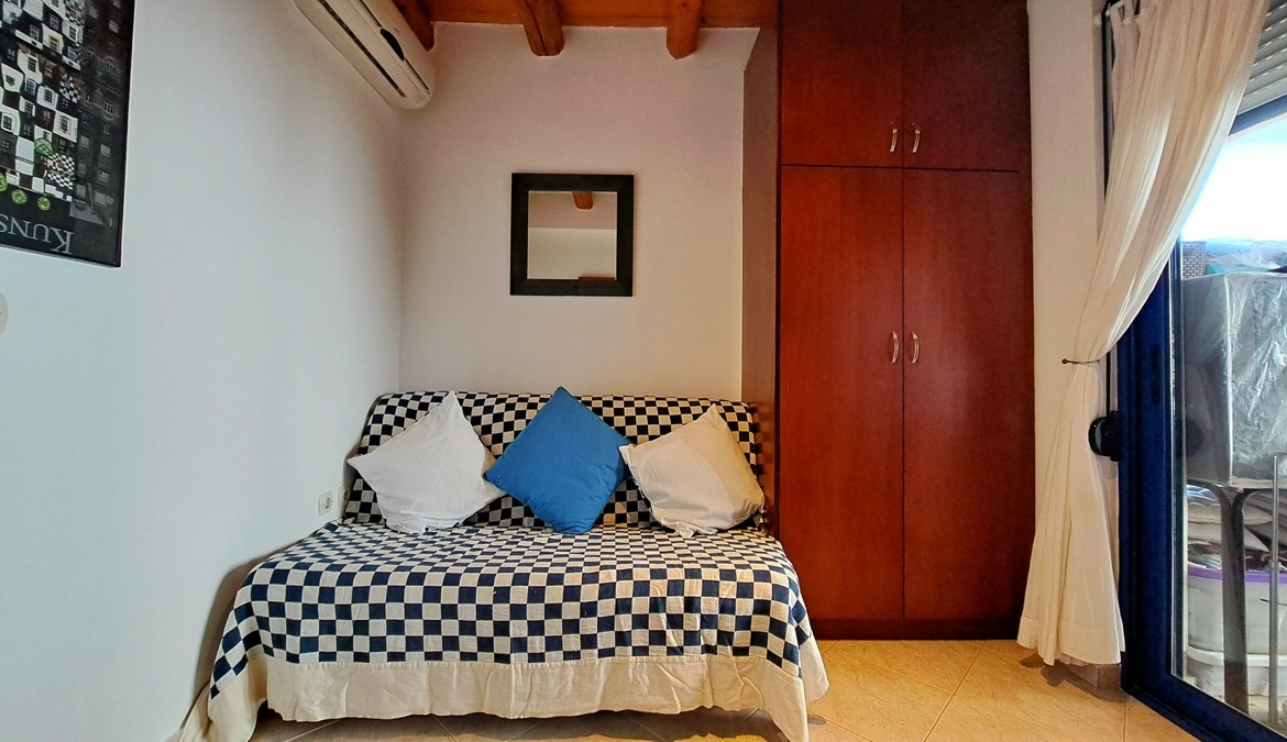 Detached 2-bedroom house with a shared pool & sea view in Plaka