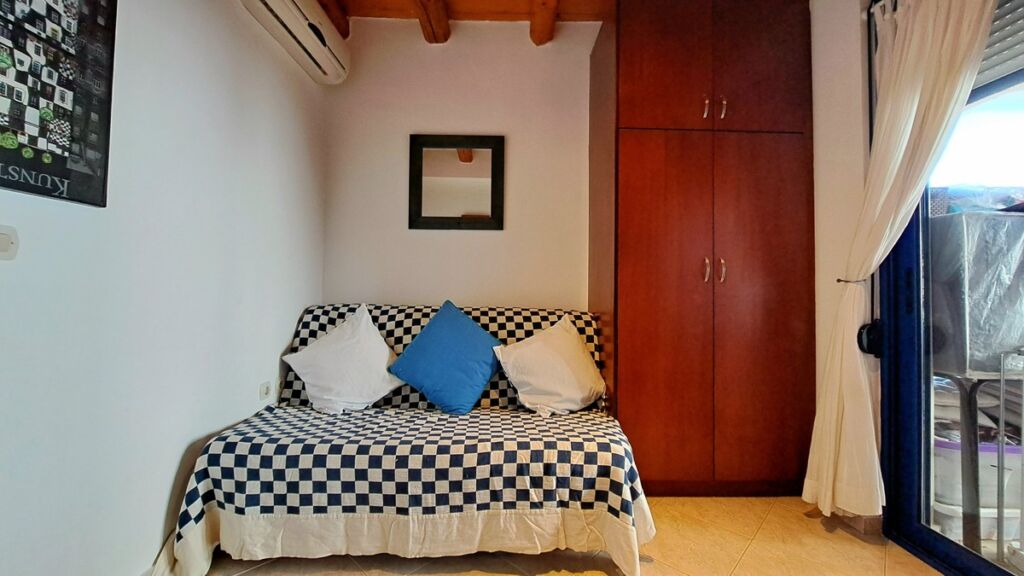 24-6 (1) Detached 2-bedroom house with a shared pool & sea view in Plaka